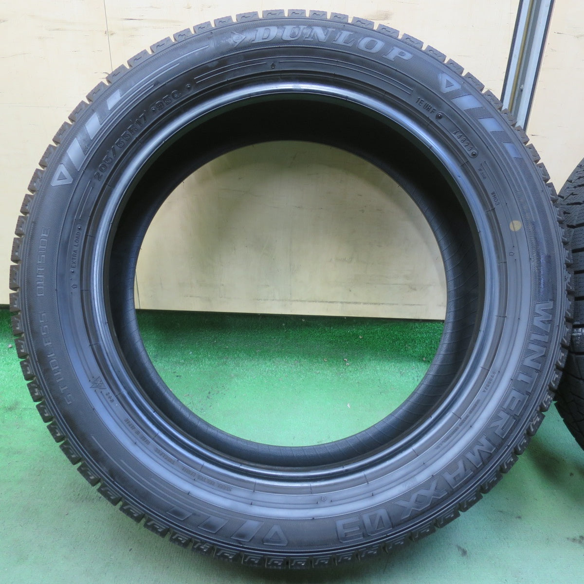 バリ溝！23年！9.5分以上★スタッドレス 205/55R17 ダンロップ ウインターマックス 03 WM03 タイヤ 17インチ キックス ノア ヴォクシー 等★6072809イスタ
