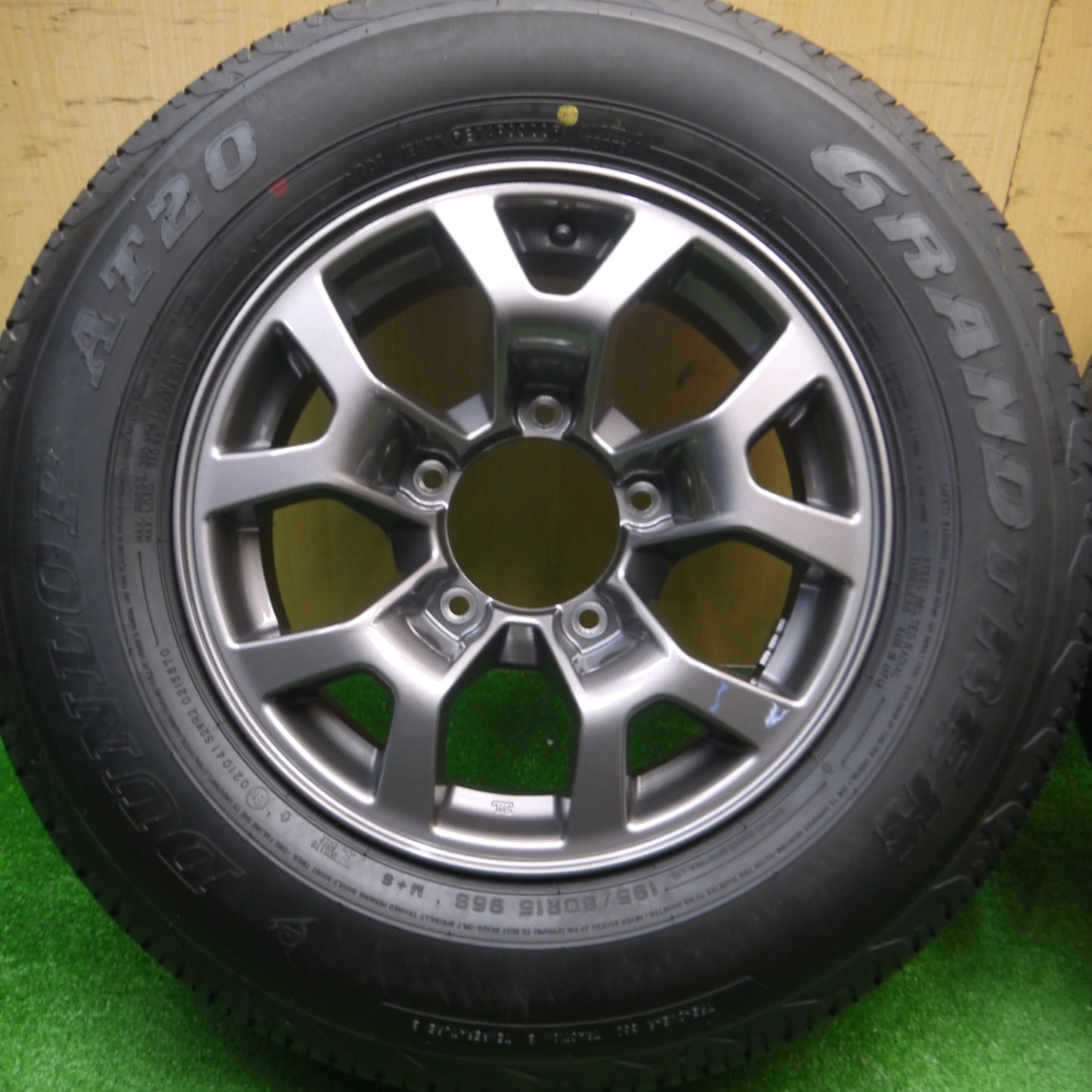 [送料無料] 新車外し！22年★スズキ JB74W ジムニー シエラ 純正 195/80R15 ダンロップ AT20 グラントレック 15インチ PCD139.7/5H★4102205Hノ