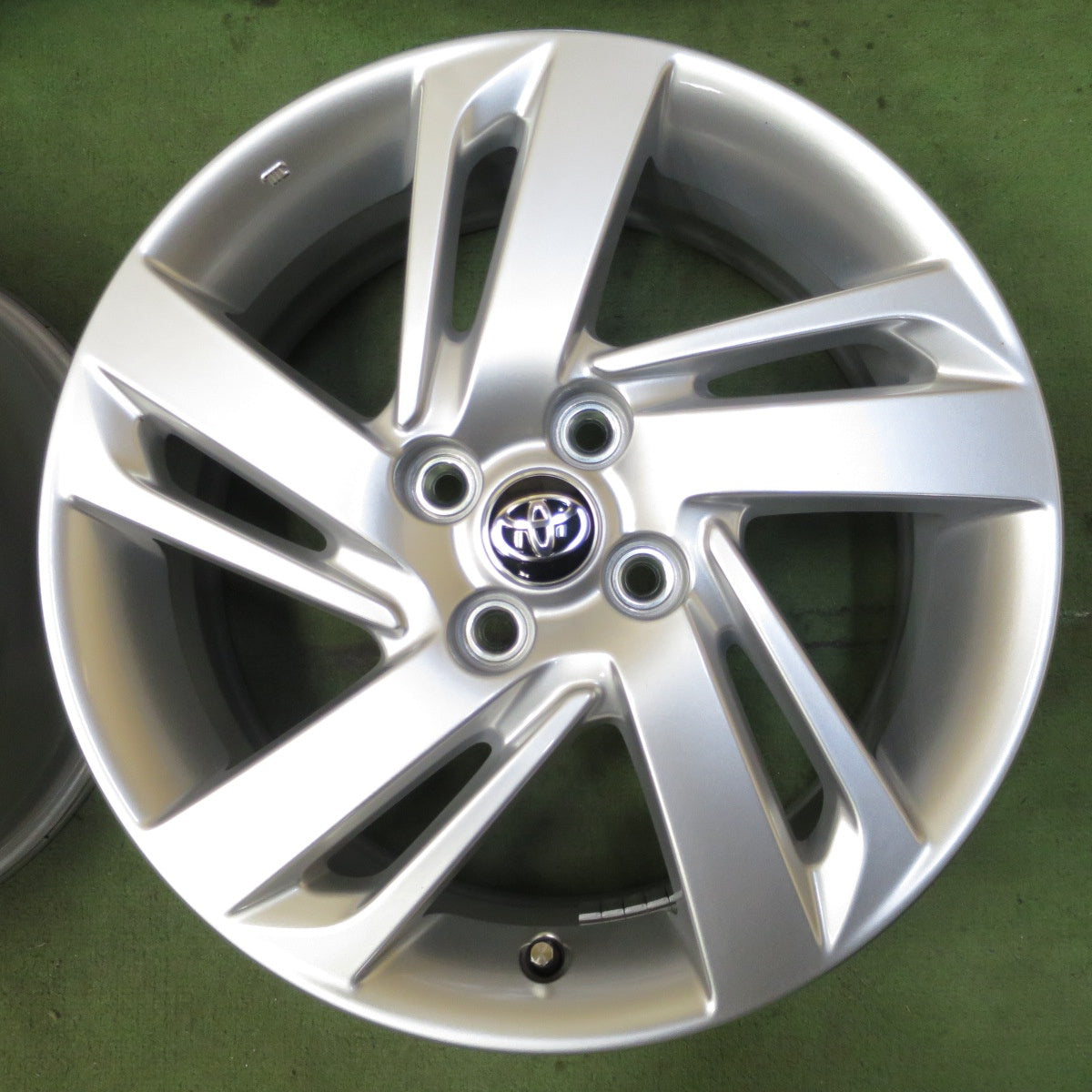 新車外し◎トヨタ ライズ G / X グレード ダイハツ ロッキー 純正 ホイール 16インチ 16×6J ガソリン 車 向け PCD100/4H◎6080102NGホ