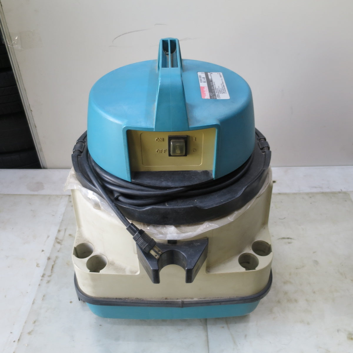 [送料無料] ◆マキタ 集じん機 437 乾湿両用 業務用 電動 工具 掃除機 コード式 集塵 100V makita◆