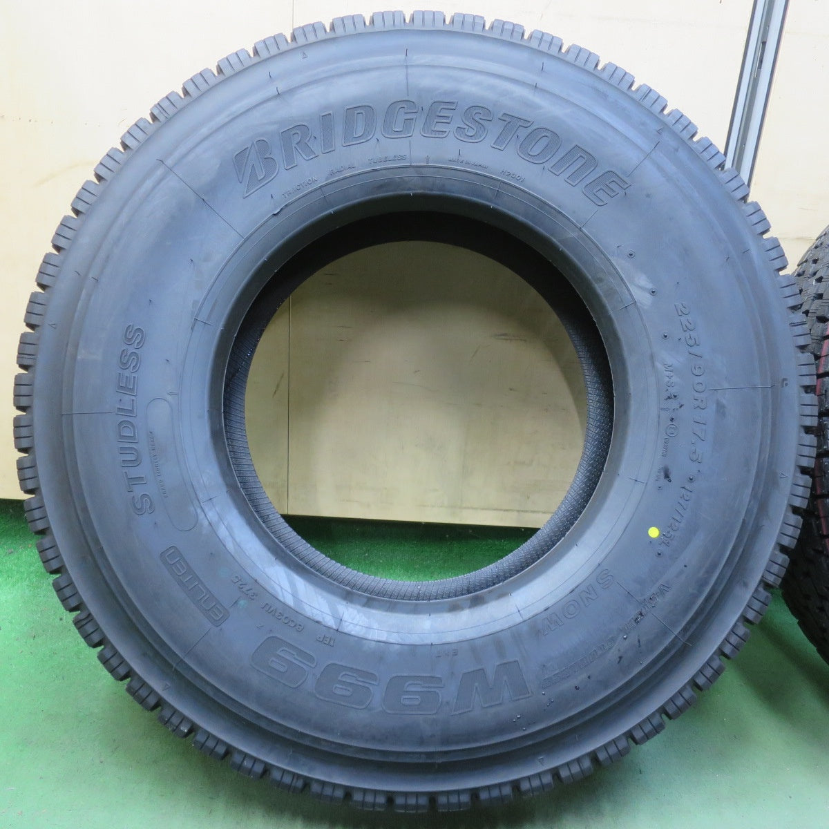 未使用！25年★トラック タイヤ 225/90R17.5 127/125L スタッドレス ブリヂストン W999 17.5インチ★6062101イスタ