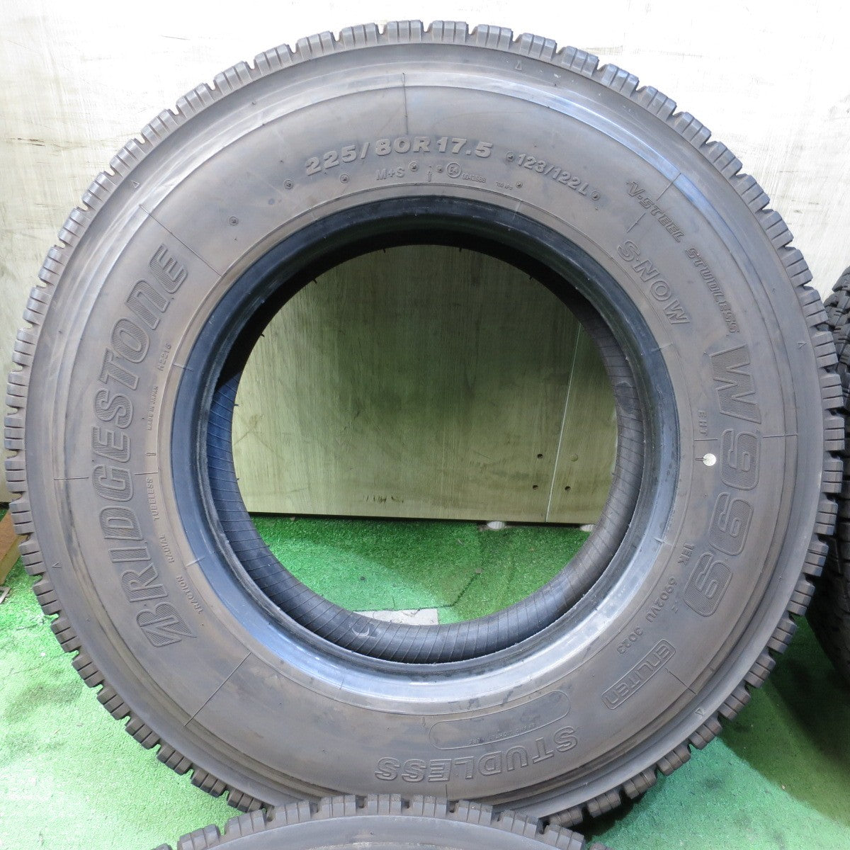 *送料無料* バリ溝！23年！9.5分★トラック タイヤ 225/80R17.5 123/122L スタッドレス ブリヂストン W999 17.5インチ★4032504クスタ