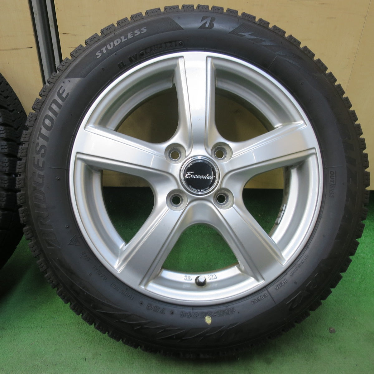 バリ溝！8.5分★スタッドレス 155/65R14 ブリヂストン ブリザック VRX2 Exceeder エクシーダー 14インチ PCD100/4H★5123109イス