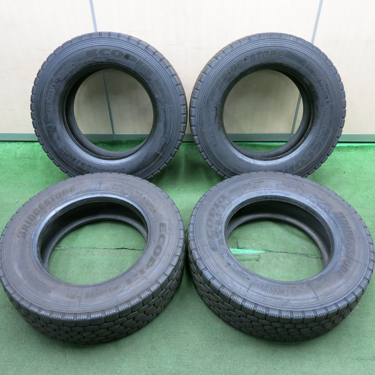 *送料無料* バリ溝！22年！9.5分★トラック タイヤ 245/70R19.5 136/134J ブリヂストン エコピア M801Ⅱ ミックス オールシーズン 19.5インチ★4071004HAノタ