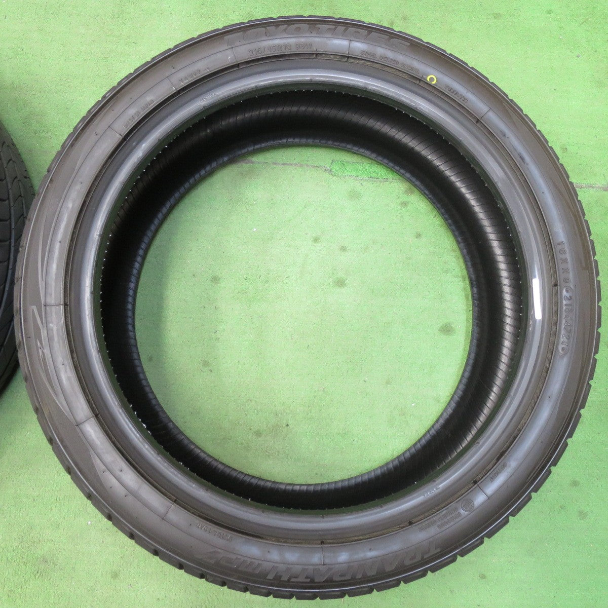[送料無料] ほぼ新車外し！24年★215/45R18 トーヨー トランパス MP7 タイヤ 18インチ ノア ヴォクシー セレナ 等★5031402イノタ