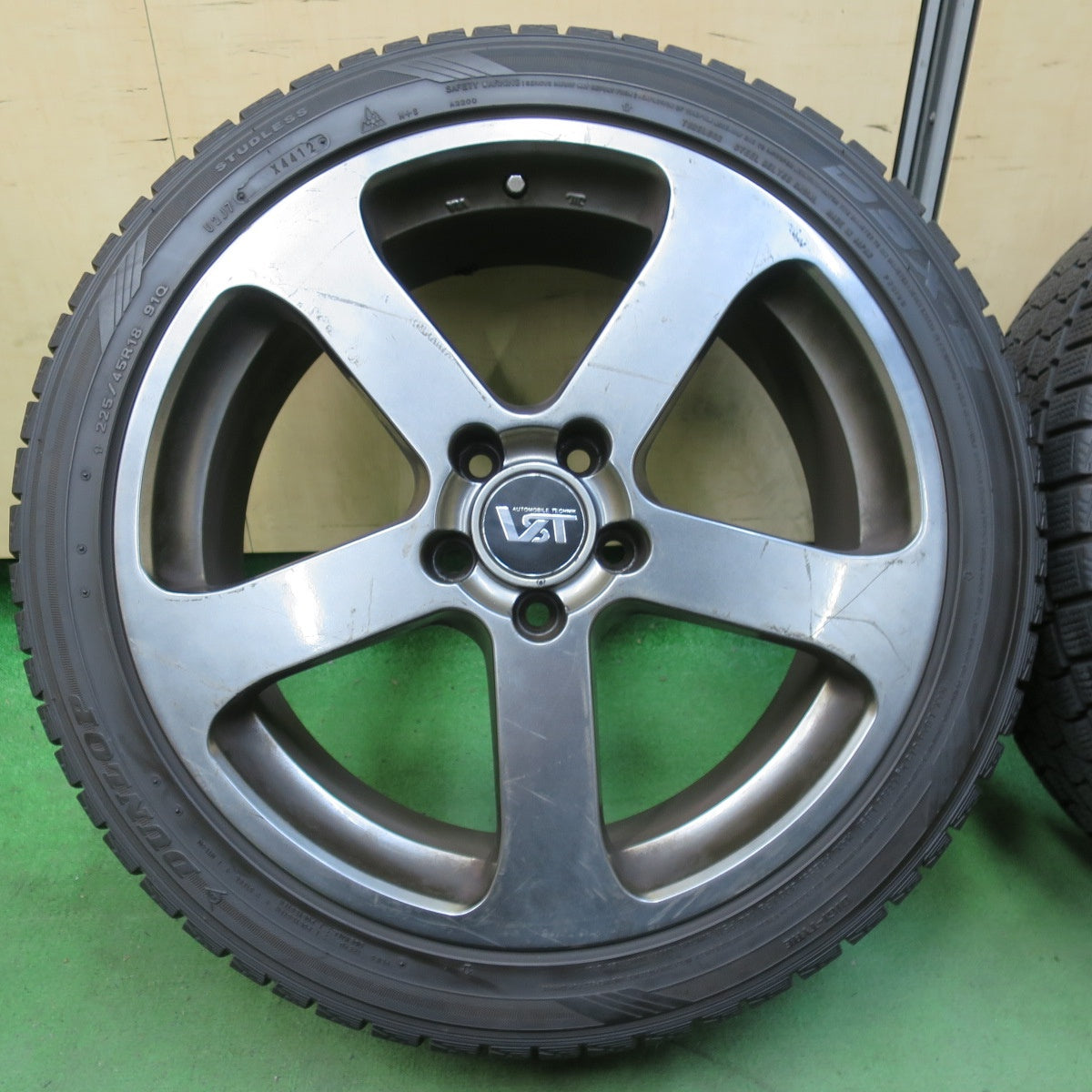 バリ溝！8.5分★ボルボ 等 VST RS 225/45R18 スタッドレス ダンロップ DSX-2 18インチ PCD108/5H★5040906イス