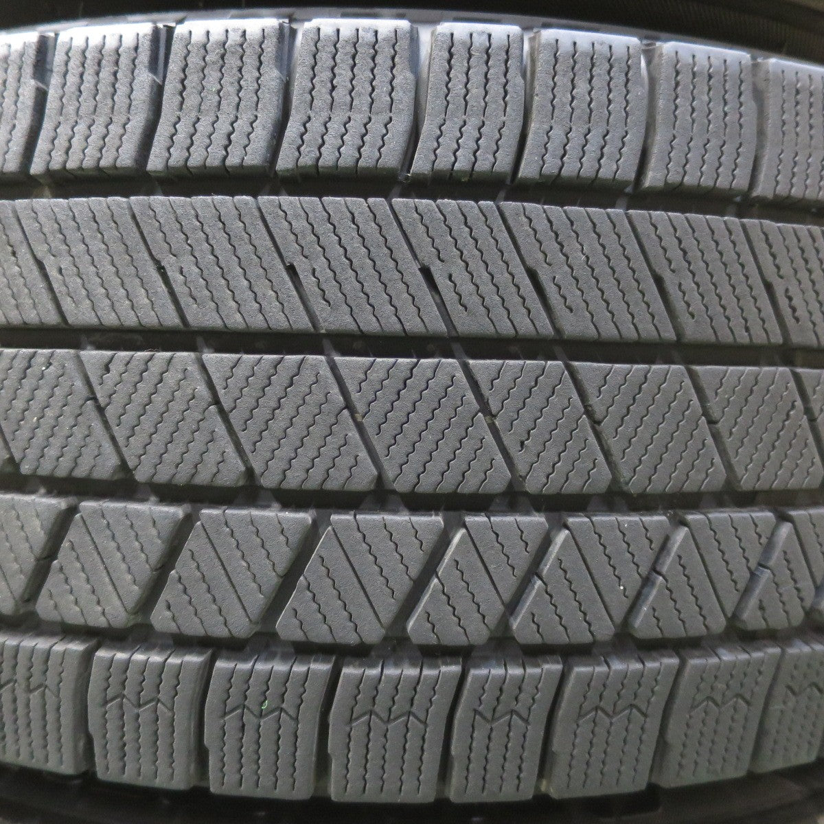 バリ溝！23年！キレイ！9.5分◎LOXARNY SPORT 205/60R16 スタッドレス ブリヂストン ブリザック VRX3 ロクサーニ スポーツ 16インチ PCD114.3/5H◎6092504イス