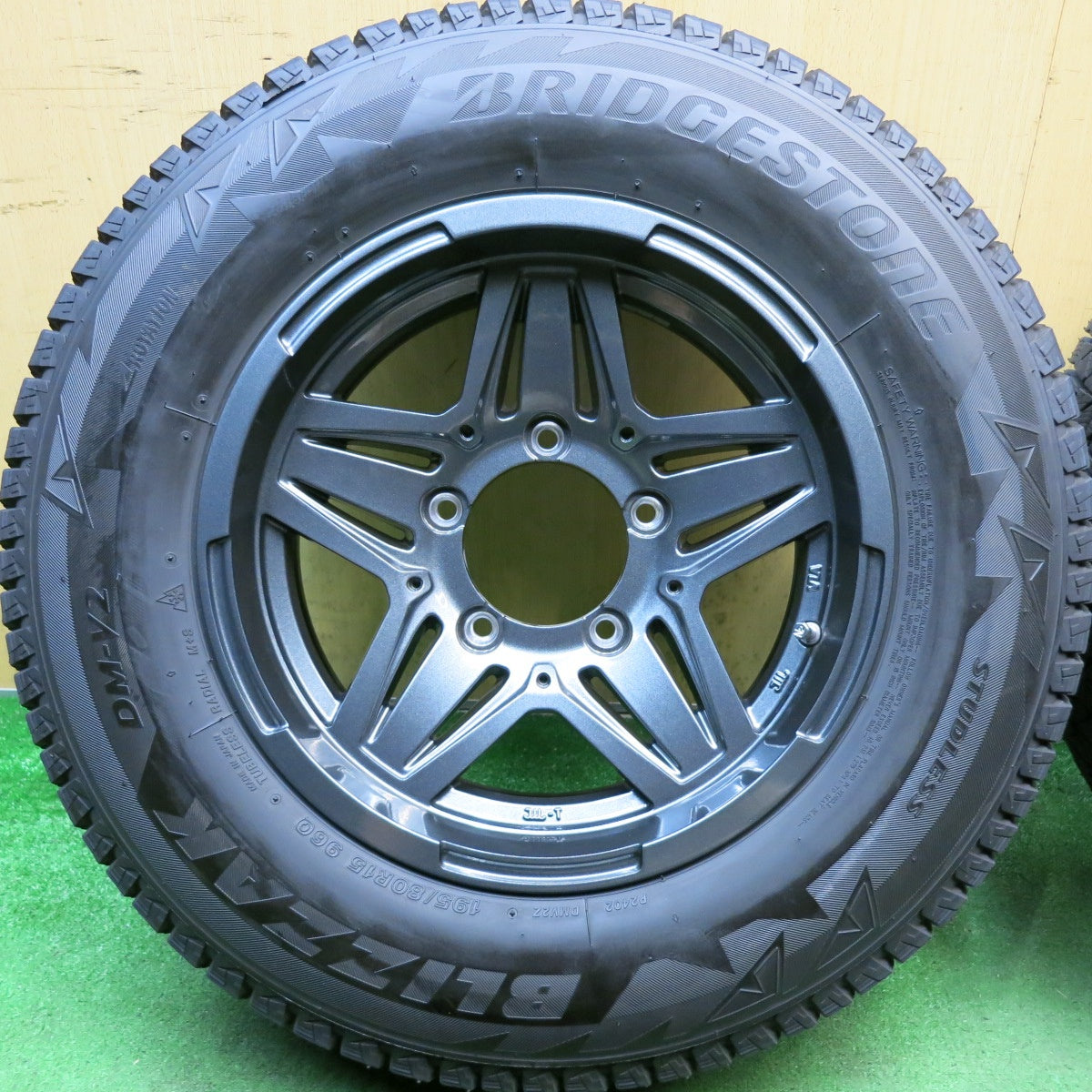 バリ溝！25年！キレイ！9.5分◎スタッドレス 195/80R15 ブリヂストン ブリザック DM-V2 MAD CROSS JB-01 マッドクロス 15インチ PCD139.7/5H◎6101106HAス