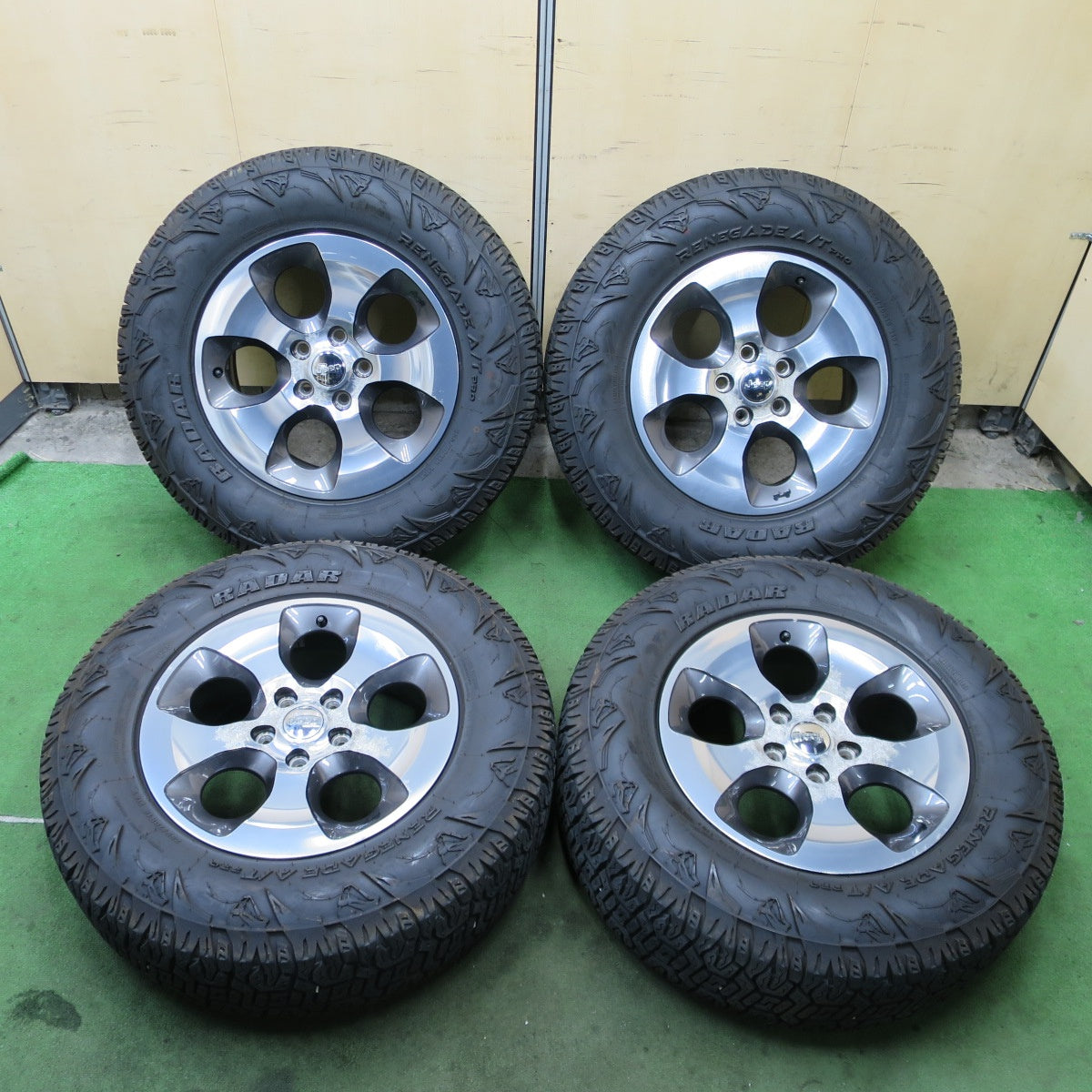 バリ溝！25年！ほぼ10分★JEEP ジープ JK ラングラー サハラ 純正 255/70R18 レーダー RENEGADE A/T PRO 18インチ PCD127/5H★6042901ナノ