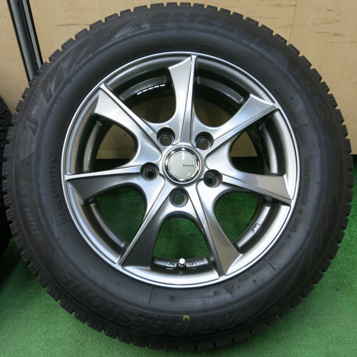 *送料無料* バリ溝！21年！キレイ！9.5分以上★スタッドレス 195/65R15 ブリヂストン ブリザック VRX2 LEBEN レーベン 15インチ PCD114.3/5H★4041104イス