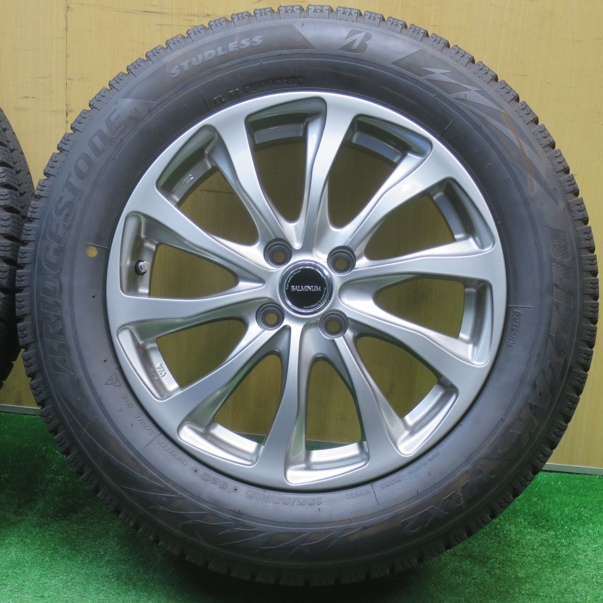 バリ溝！キレイ！8.5分★スタッドレス 195/65R16 ブリヂストン ブリザック VRX2 BALMINUM バルミナ 16インチ PCD100/4H★5111302NJス