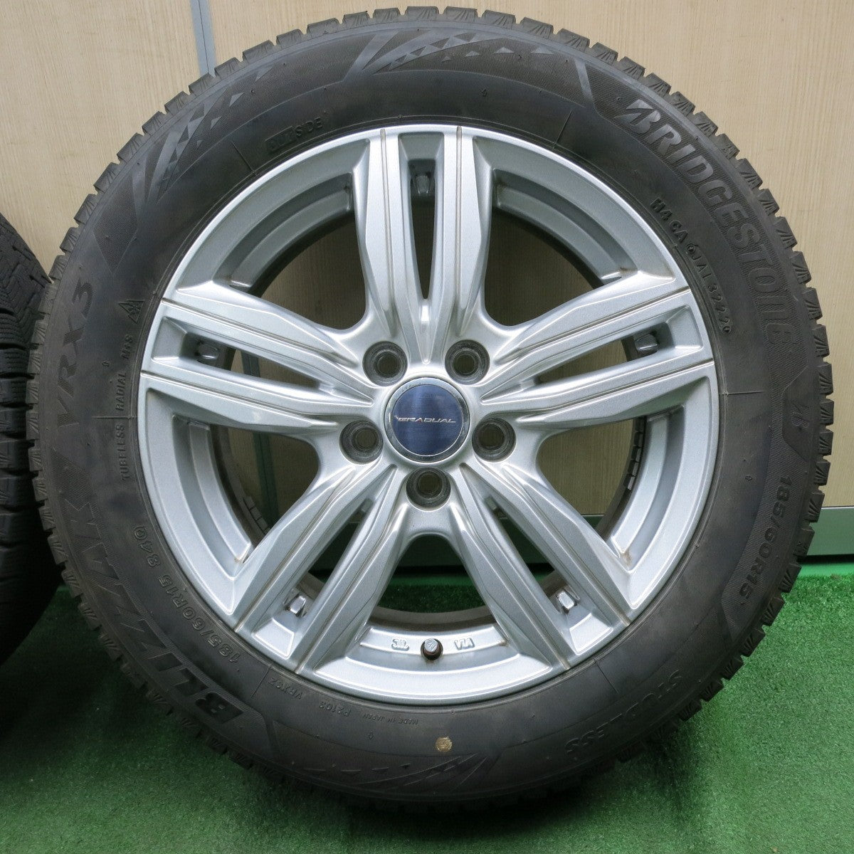 *送料無料* バリ溝！22年！キレイ！9分★スタッドレス 185/60R15 ブリヂストン ブリザック VRX3 GRADUAL グラデュアル 15インチ PCD100/5H★4070202NJス