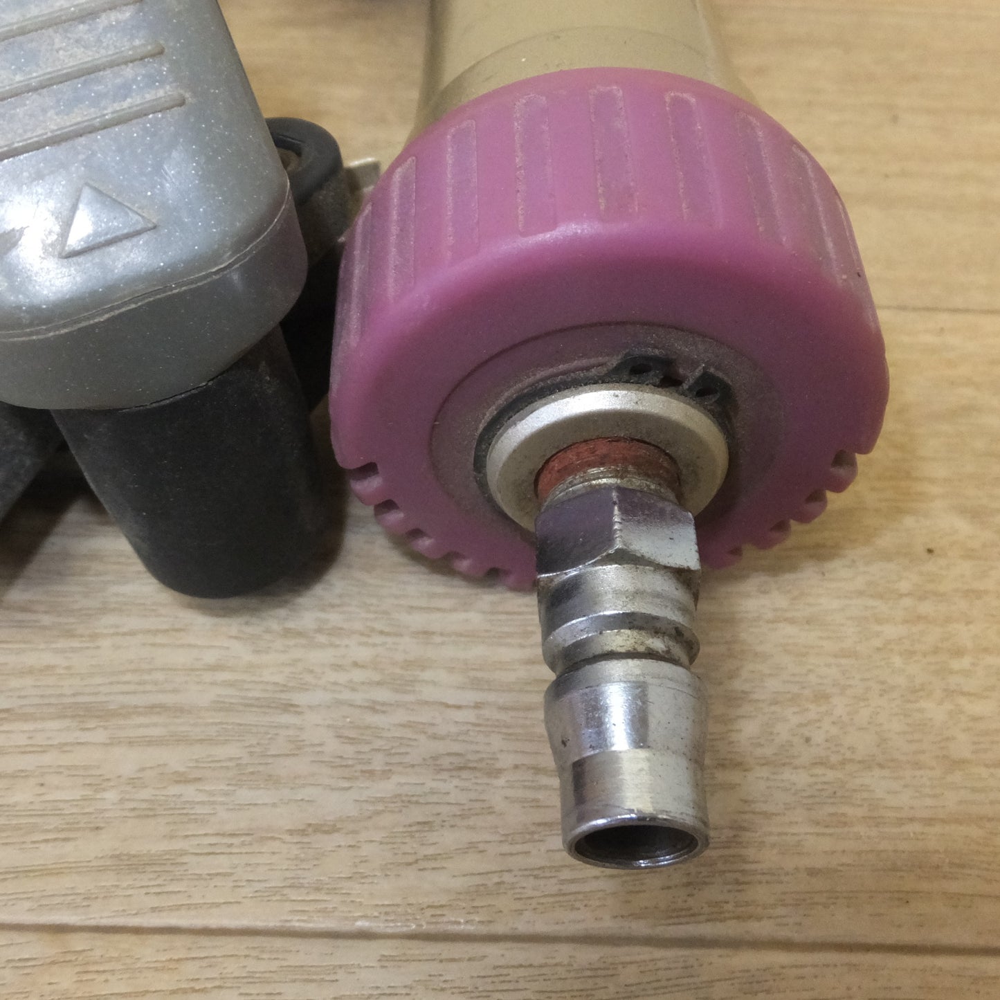 [送料無料] ★日立 HITACHI 25mm タッカ N2504M　常圧 エア釘打機 エアーツール　使用空気圧力 0.39～0.78MPa★