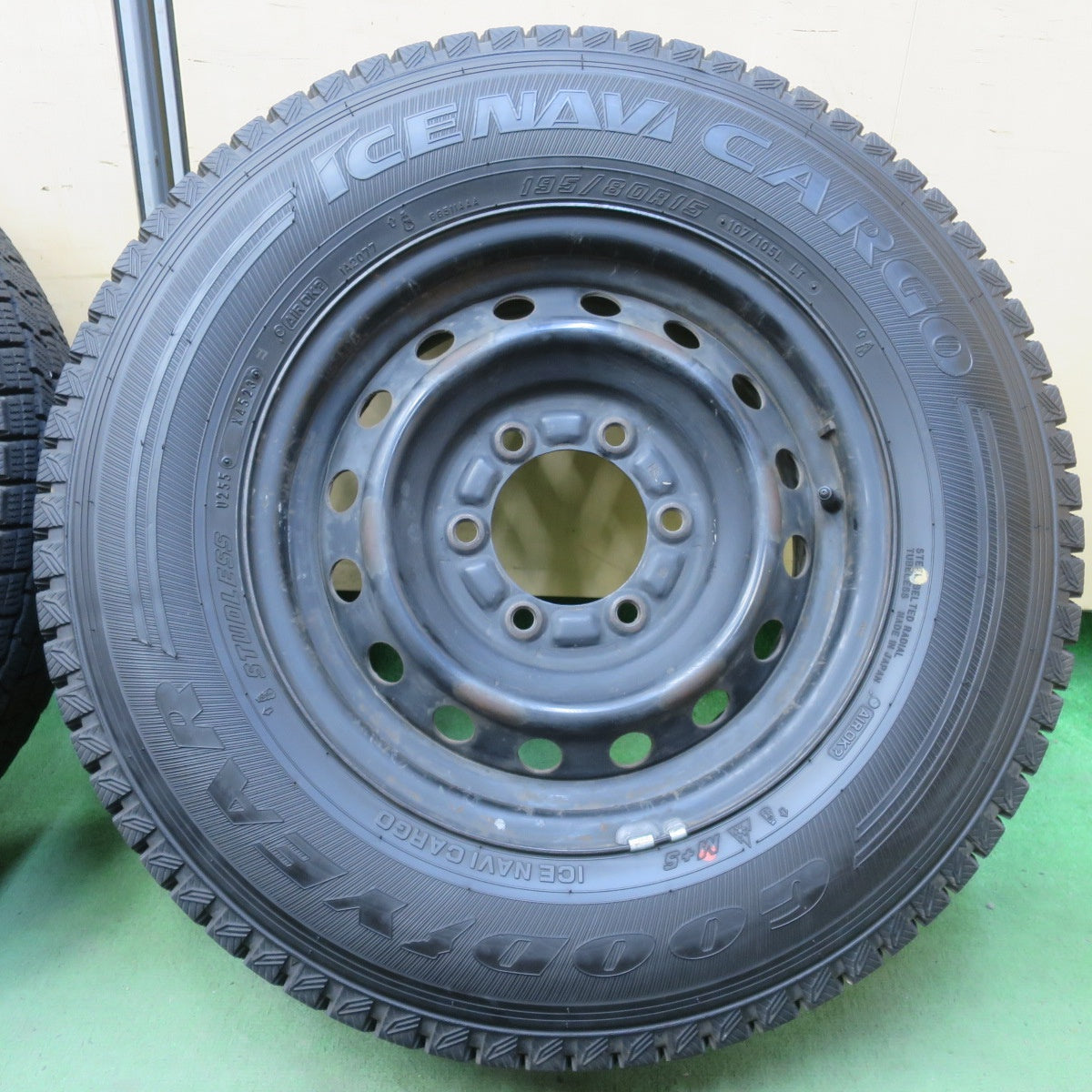 バリ溝！23年！9.5分以上★トヨタ 200系 ハイエース 純正 スチール 195/80R15 107/105L スタッドレス グッドイヤー アイスナビ CARGO カーゴ 15インチ PCD139.7/6H★6043012イス