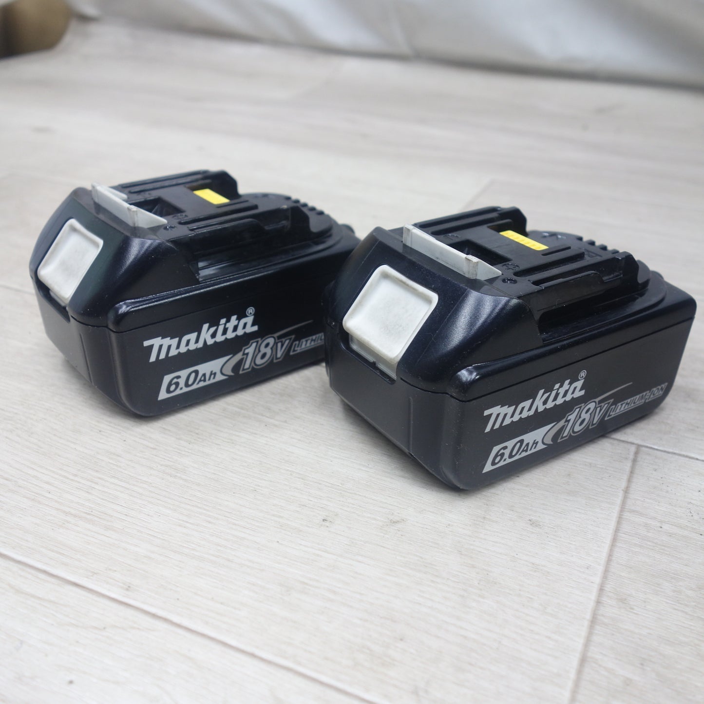 [送料無料] バッテリー2個付◆マキタ ロボット クリーナー RC200D ロボット 掃除機 リモコン バッテリー BL1860B 充電器 DC18RD makita◆