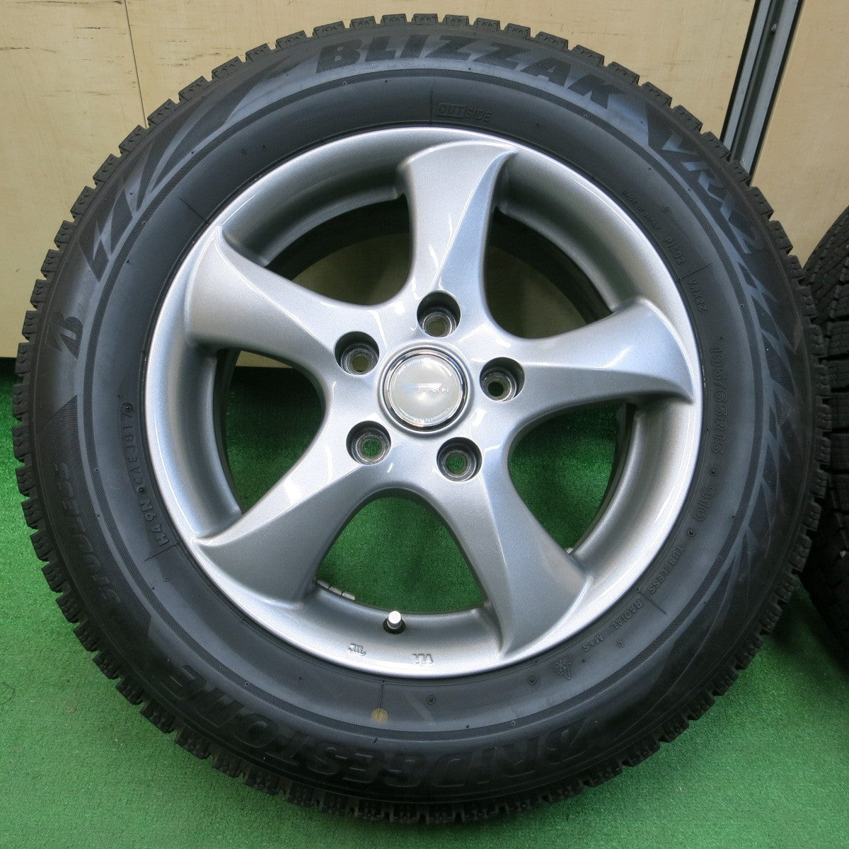*送料無料* バリ溝！キレイ！9.5分★スタッドレス 195/65R15 ブリヂストン ブリザック VRX2 TOPRUN トップラン 15インチ PCD114.3/5H★4042918イス