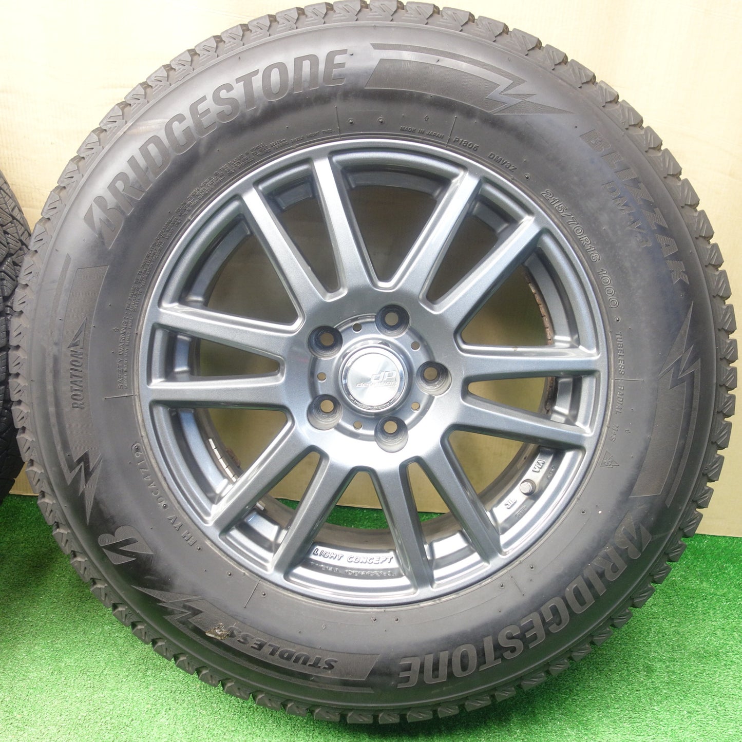 バリ溝！キレイ！8.5分★スタッドレス 215/70R16 ブリヂストン ブリザック DM-V3 dp devotion デボーション 16インチ PCD114.3/5H★6011504KTス