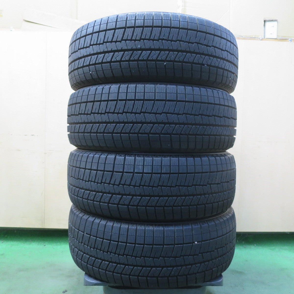 バリ溝！23年！9.5分以上★スタッドレス 205/55R17 ダンロップ ウインターマックス 03 WM03 タイヤ 17インチ キックス ノア ヴォクシー 等★6072809イスタ