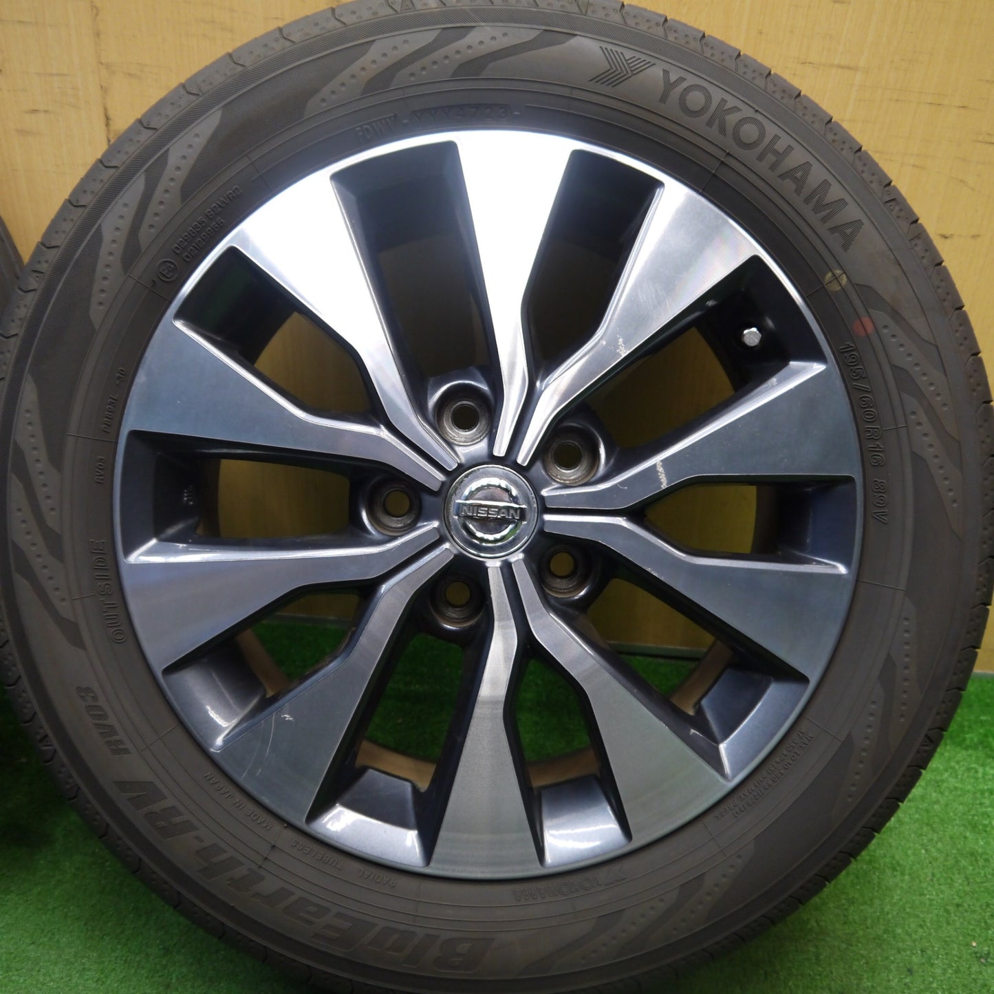 [送料無料] バリ溝！23年！9.5分★日産 C27 セレナ ハイウェイスター 純正 195/60R16 ヨコハマ BluEarth-RV RV03 16インチ PCD114.3/5H★5033103Hノ