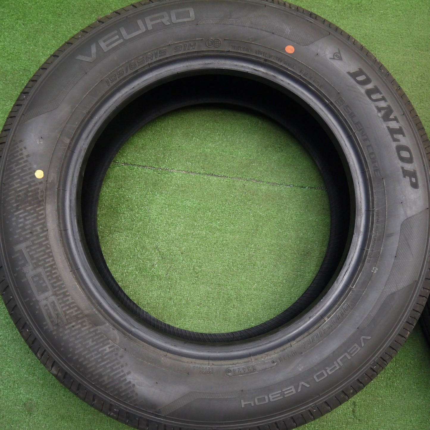 バリ溝！24年！9.5分★195/65R15 ダンロップ VEURO VE304 タイヤ 15インチ プリウス ノア ヴォクシー 等★5041806Hノタ
