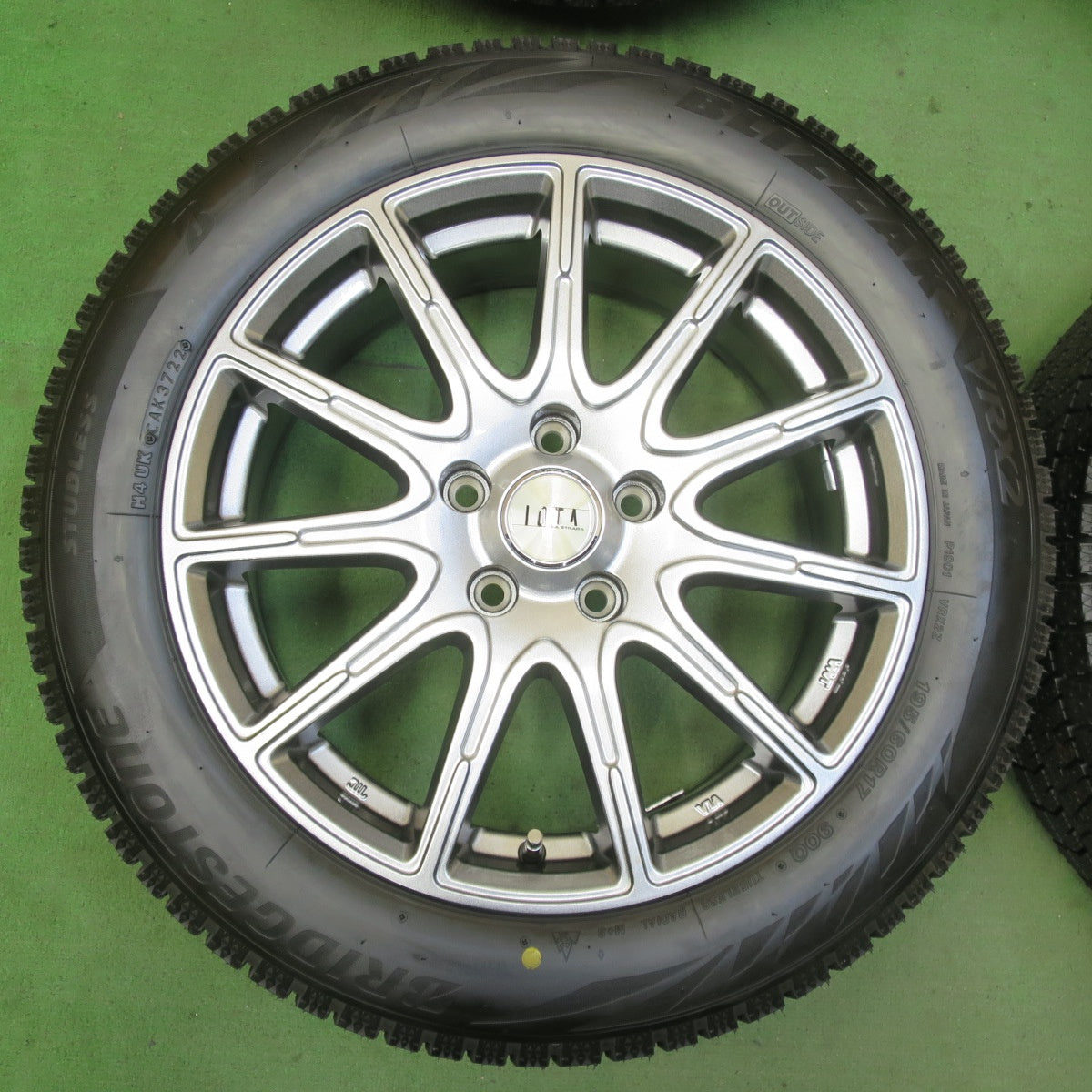 未使用！22年★スタッドレス 195/60R17 ブリヂストン ブリザック VRX2 IOTA LA STRADA 阿部商会 ラ ストラーダ イオタ 17インチ PCD114.3/5H★5072803イス