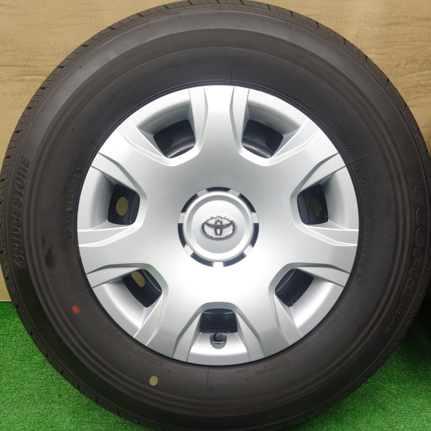 バリ溝！25年！キレイ！9.5分以上★トヨタ 200系 ハイエース 純正 スチール 195/80R15 107/105S ブリヂストン エコピア RD613 15インチ PCD139.7/6H★5122505KTノ