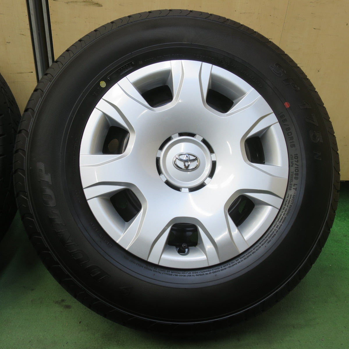 新車外し！26年◎トヨタ 200系 ハイエース 純正 スチール 195/80R15 107/105S ダンロップ SP175N 15インチ PCD139.7/6H◎6081001イノ