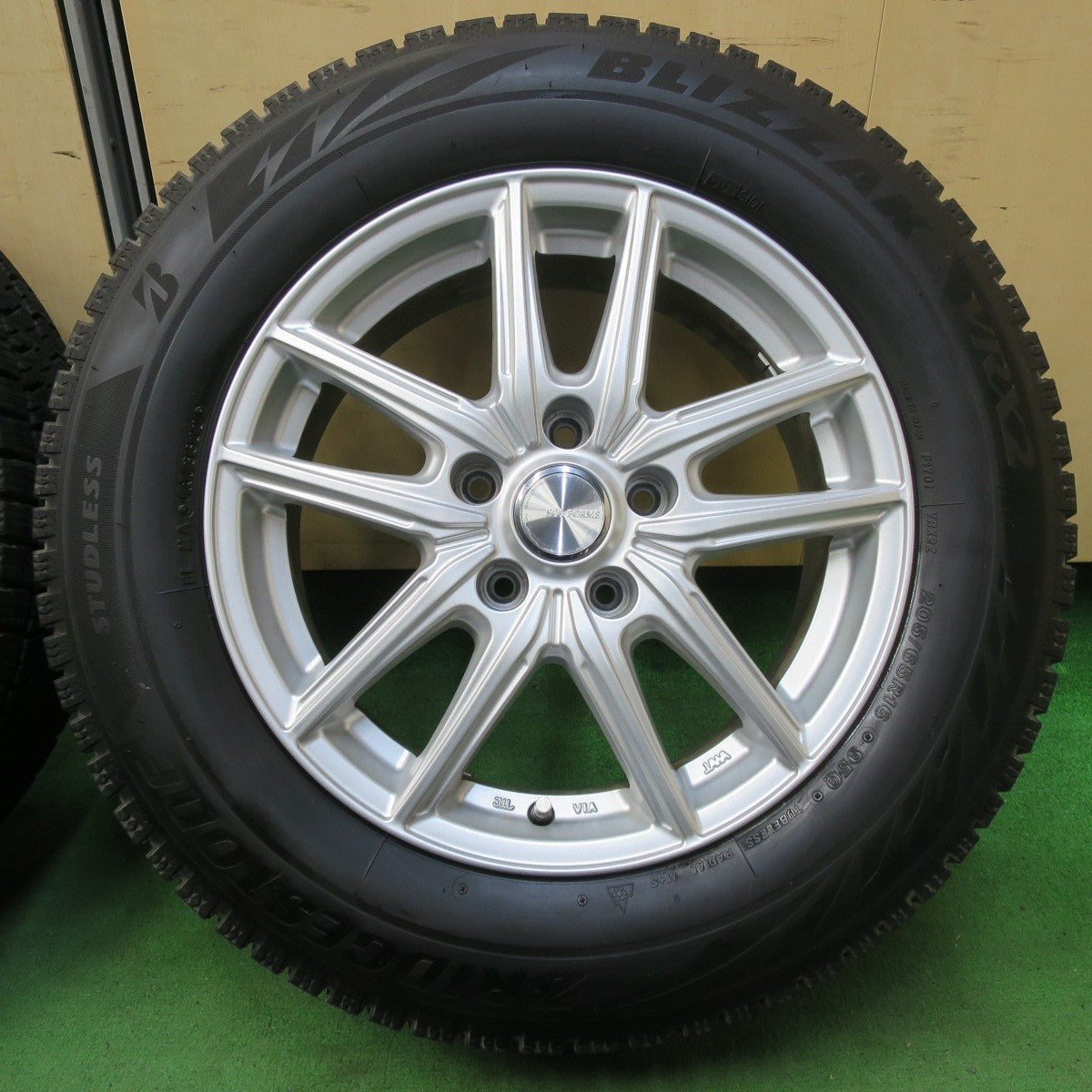 バリ溝！22年！キレイ！9.5分★スタッドレス 205/65R16 ブリヂストン ブリザック VRX2 ECO FORME エコフォルム 16インチ PCD114.3/5H★5031210イス