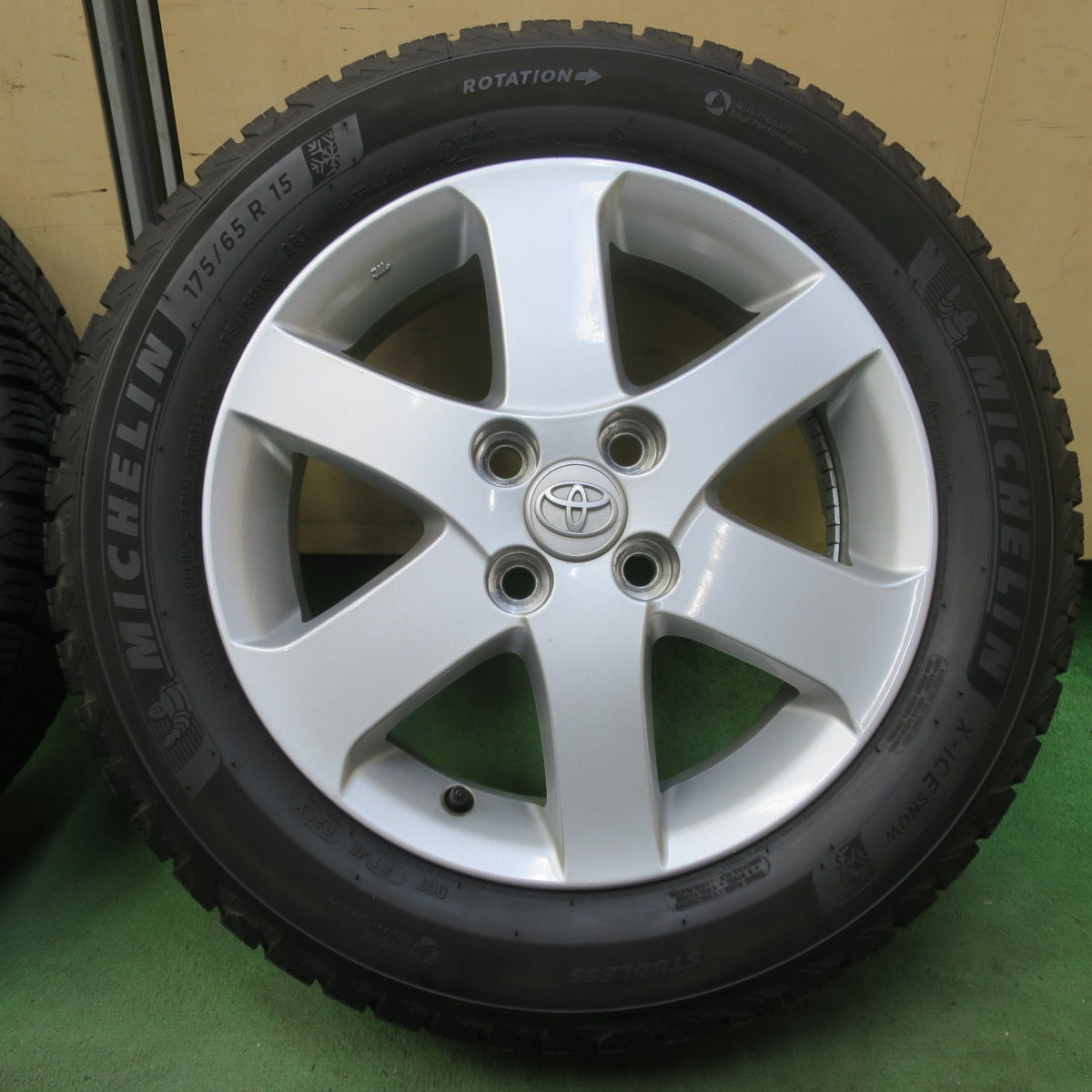 バリ溝！22年！キレイ！ほぼ10分◎トヨタ スペイド 純正 175/65R15 スタッドレス ミシュラン X-ICE SNOW 15インチ PCD100/4H◎6072003イス