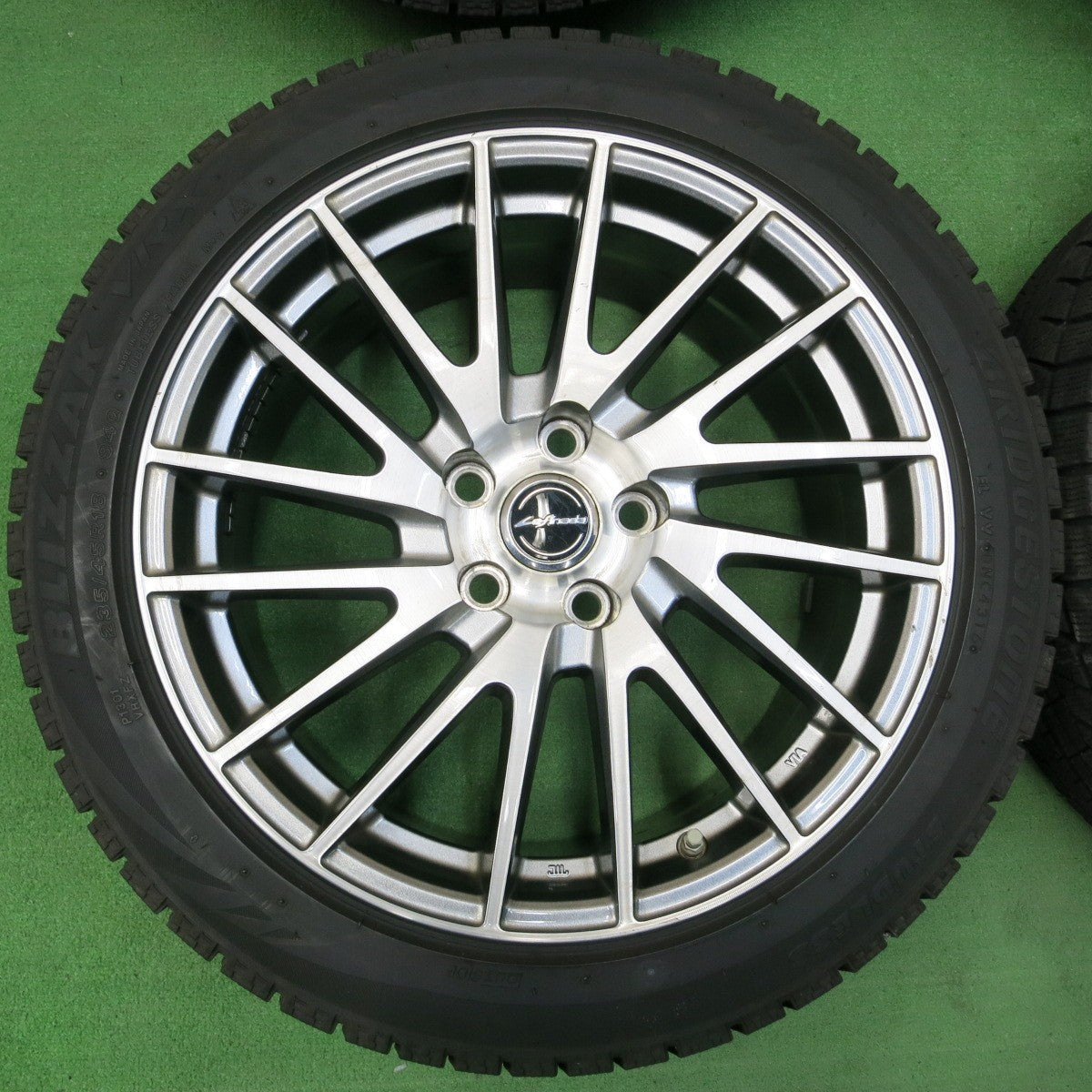 *送料無料* センサー付！バリ溝！8.5分★レクサス GS 等 235/45R18 スタッドレス ブリヂストン ブリザック VRX Lefinada レフィナーダ PCD114.3/5H★4042804イス