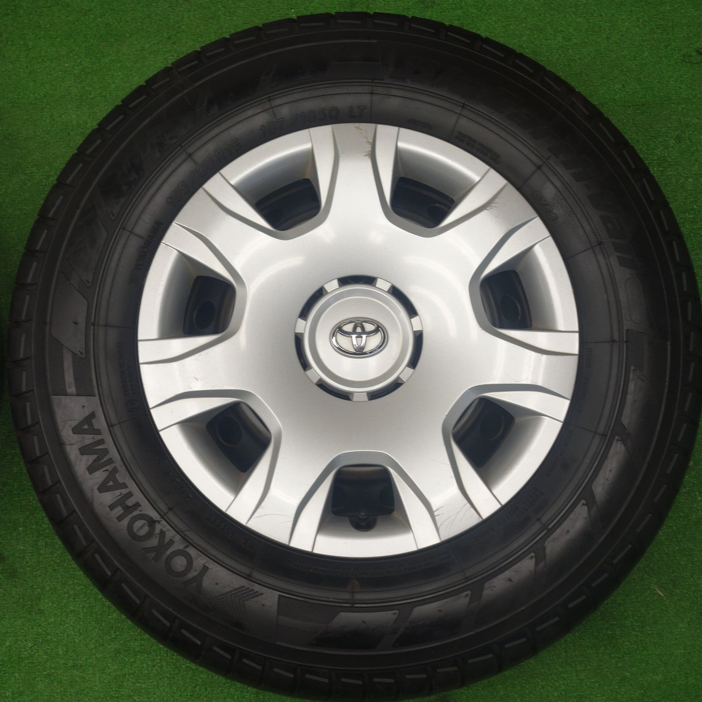 バリ溝！24年！8.5分★トヨタ 200系 ハイエース 純正 スチール 195/80R15 107/105Q ヨコハマ BluEarth-Van RY55 15インチ PCD139.7/6H★6022504KTノ