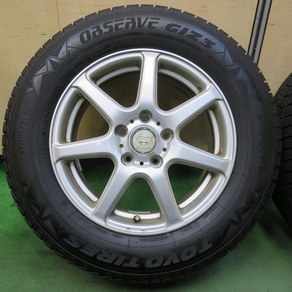 バリ溝！24年！ほぼ10分★スタッドレス 215/65R16 トーヨー オブザーブ GIZ3 PRD V7 ダンロップ製 16インチ PCD114.3/5H★5110713イス
