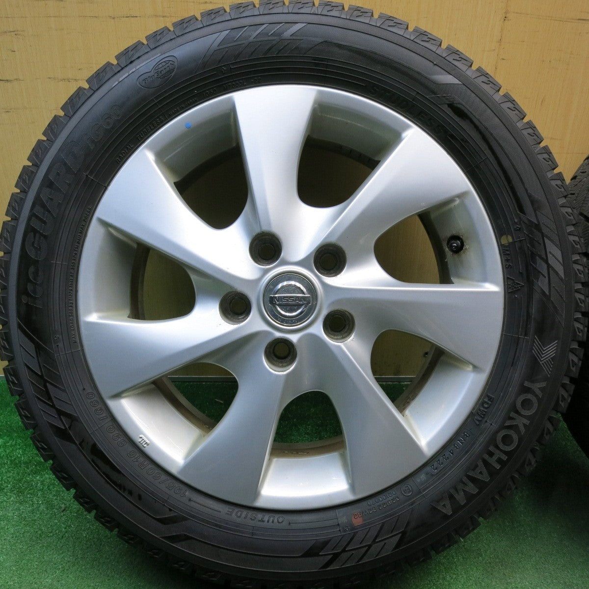 ほぼ未使用！22年★日産 C26 セレナ 純正 195/60R16 スタッドレス ヨコハマ アイスガード iG60 16インチ PCD114.3/5H★6032305HAス