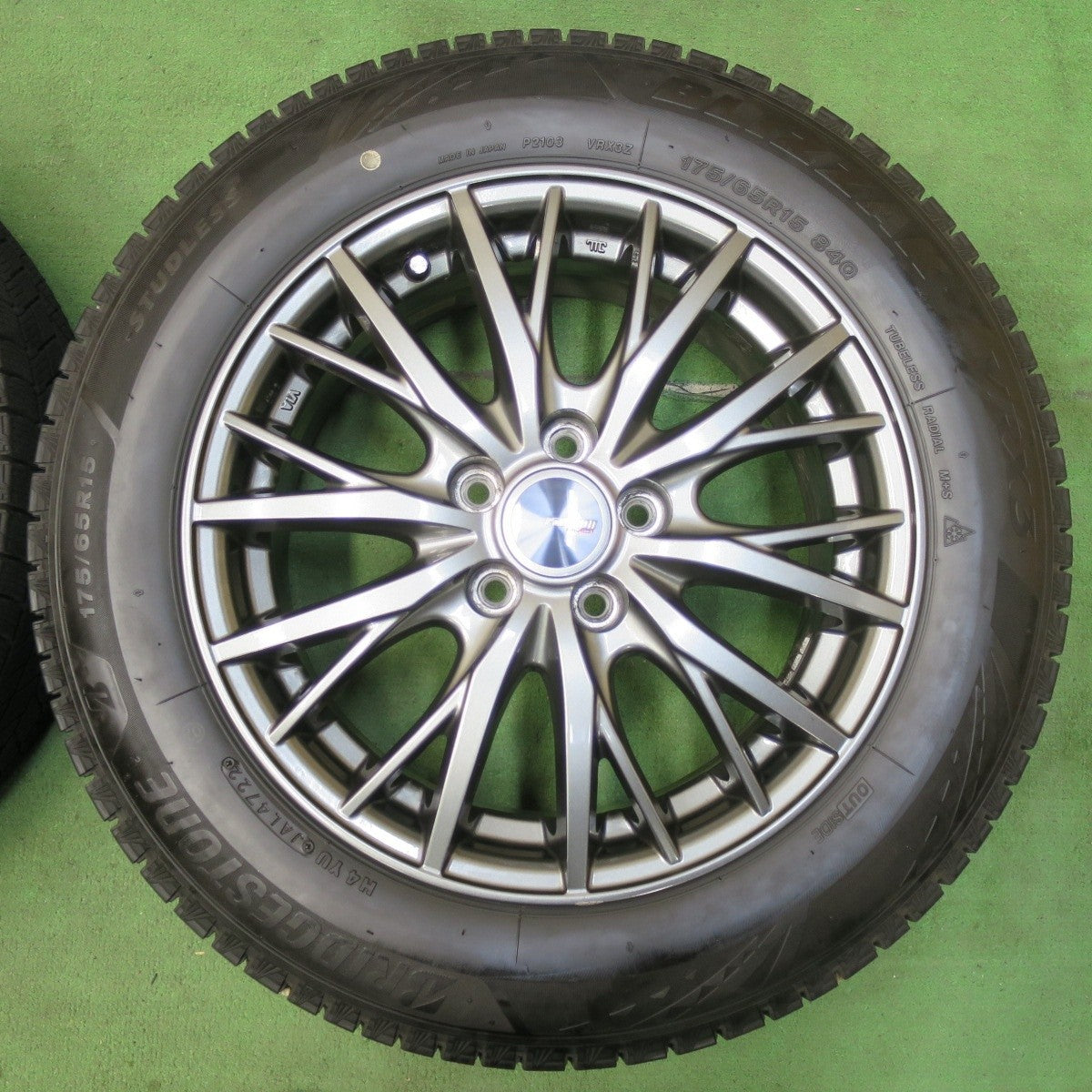 バリ溝！22年！キレイ！9分★シエンタ ラクティス 等 175/65R15 スタッドレス ブリヂストン ブリザック VRX3 ravrion RM01 ラブリオン 15インチ PCD100/5H★5012601IMス