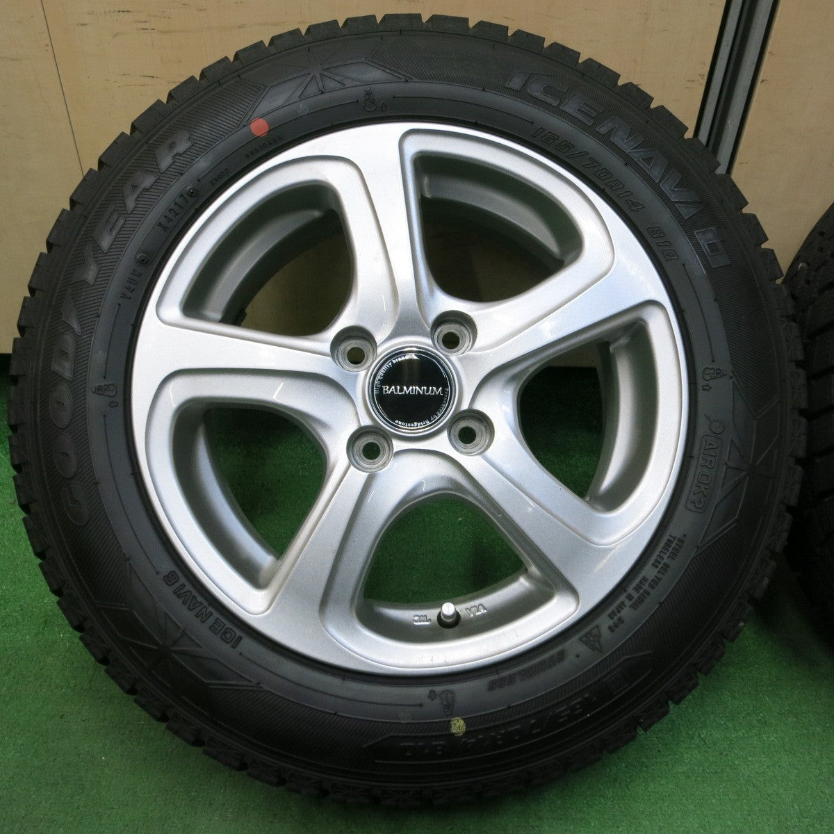 *送料無料* 超バリ溝！キレイ！ほぼ10分★スタッドレス 165/70R14 グッドイヤー アイスナビ6 BALMINUM バルミナ 14インチ PCD100/4H★4052108イス