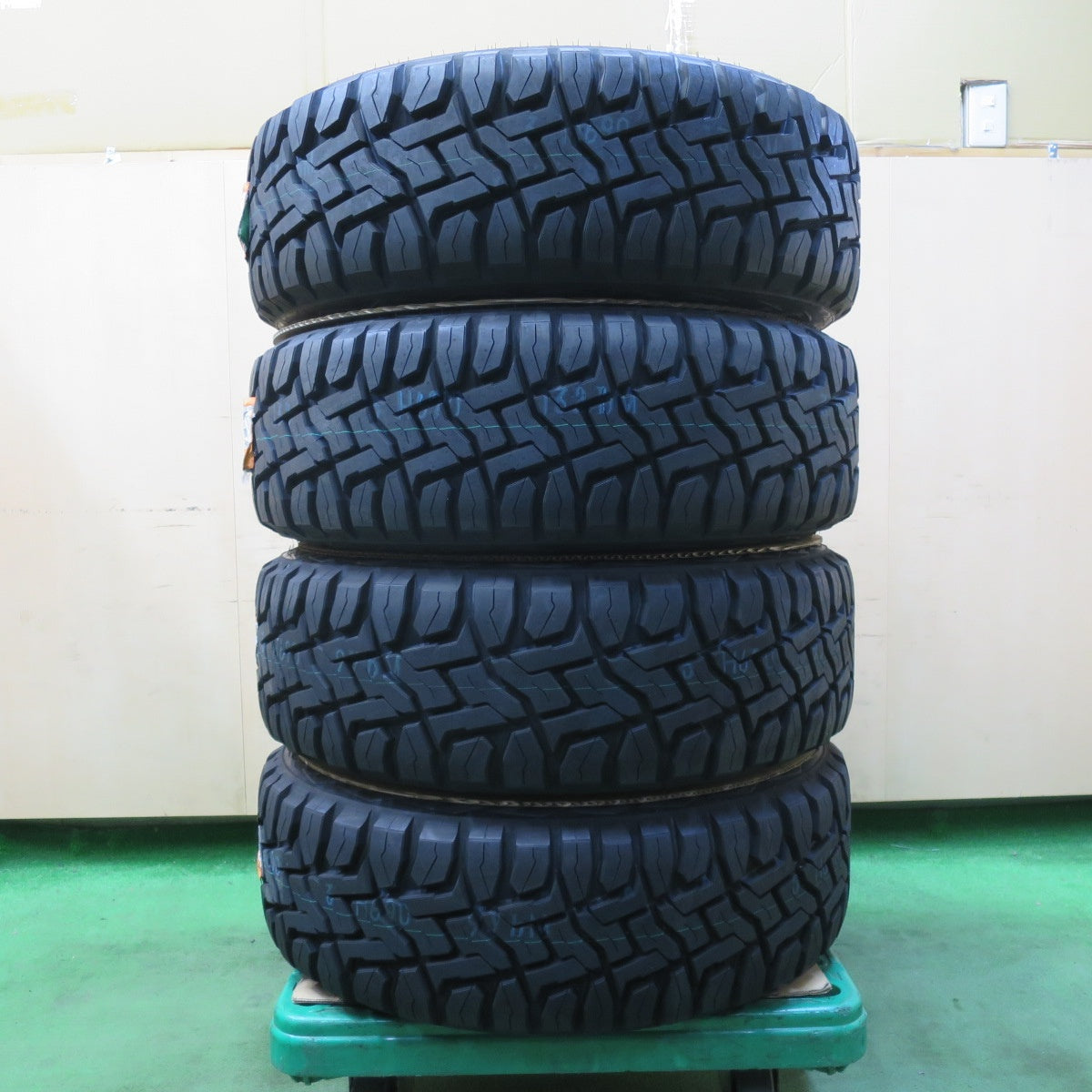 [送料無料] 未使用！24年★215/65R16C 109/107Q 8PR トーヨー オープンカントリー R/T 社外 アルミ 16インチ PCD139.7/6H★5040606IMノ