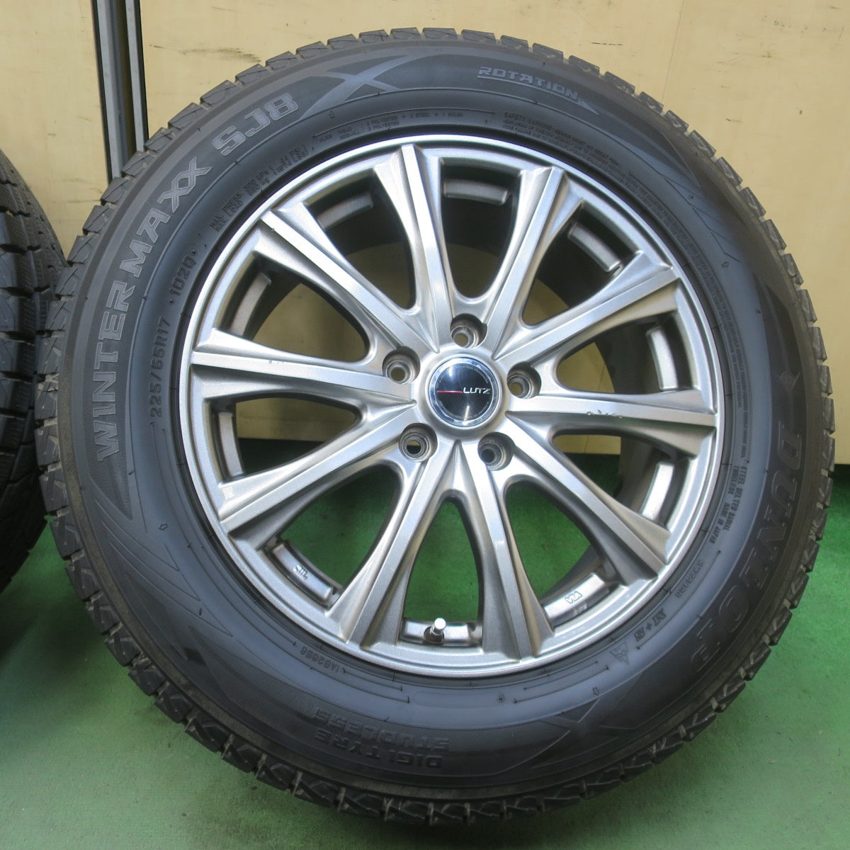 バリ溝！キレイ！9.5分◎スタッドレス 225/65R17 ダンロップ ウインターマックス SJ8 LUTZ 社外 アルミ 17インチ PCD114.3/5H◎6100903イス