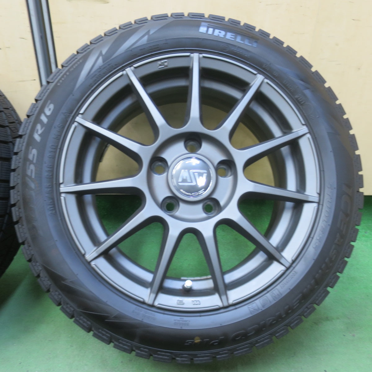 バリ溝！キレイ！9分◎BMW 等 MSW 85 O・Z 205/55R16 スタッドレス ピレリ アイスアシンメトリコ プラス 16インチ PCD120/5H◎6062705イス