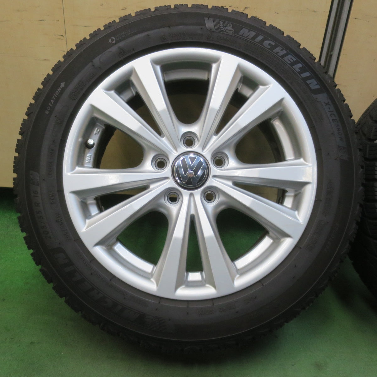 バリ溝！22年！キレイ！9.5分★ワーゲン 等 TAS 205/55R16 スタッドレス ミシュラン X-ICE SNOW 社外 アルミ 16インチ PCD112/5H★6040702イス
