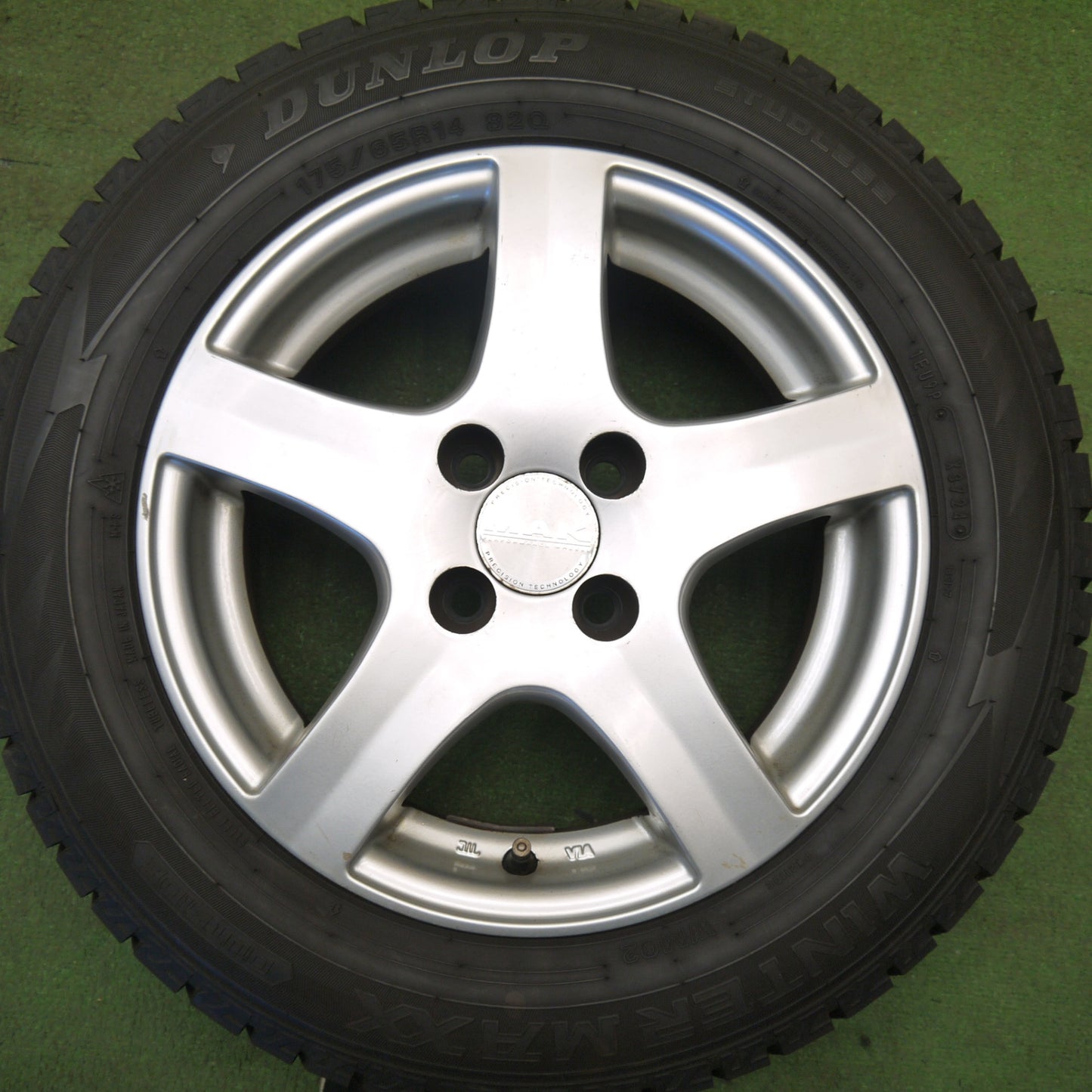 バリ溝！24年！9.5分★FIAT フィアット 500 等 MAK FIX 175/65R14 スタッドレス ダンロップ ウインターマックス WM02 フィックス 14インチ PCD98/4H★6031709Hス