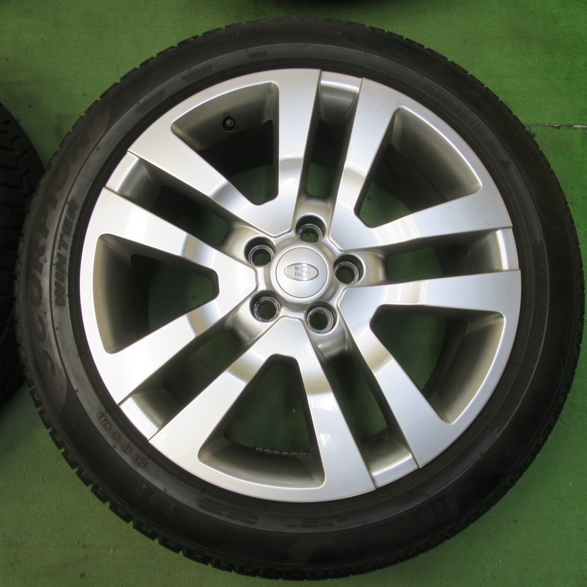バリ溝！8.5分★ランドローバー ディスカバリー 純正 255/50R20 スタッドレス ピレリ スコーピオン ウインター 20インチ PCD120/5H★5101704イス