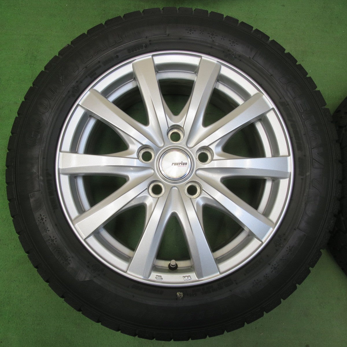 バリ溝！キレイ！8.5分★スタッドレス 205/60R16 グッドイヤー アイスナビ7 ravrion RS01 ラブリオン 16インチ PCD114.3/5H★5050803イス