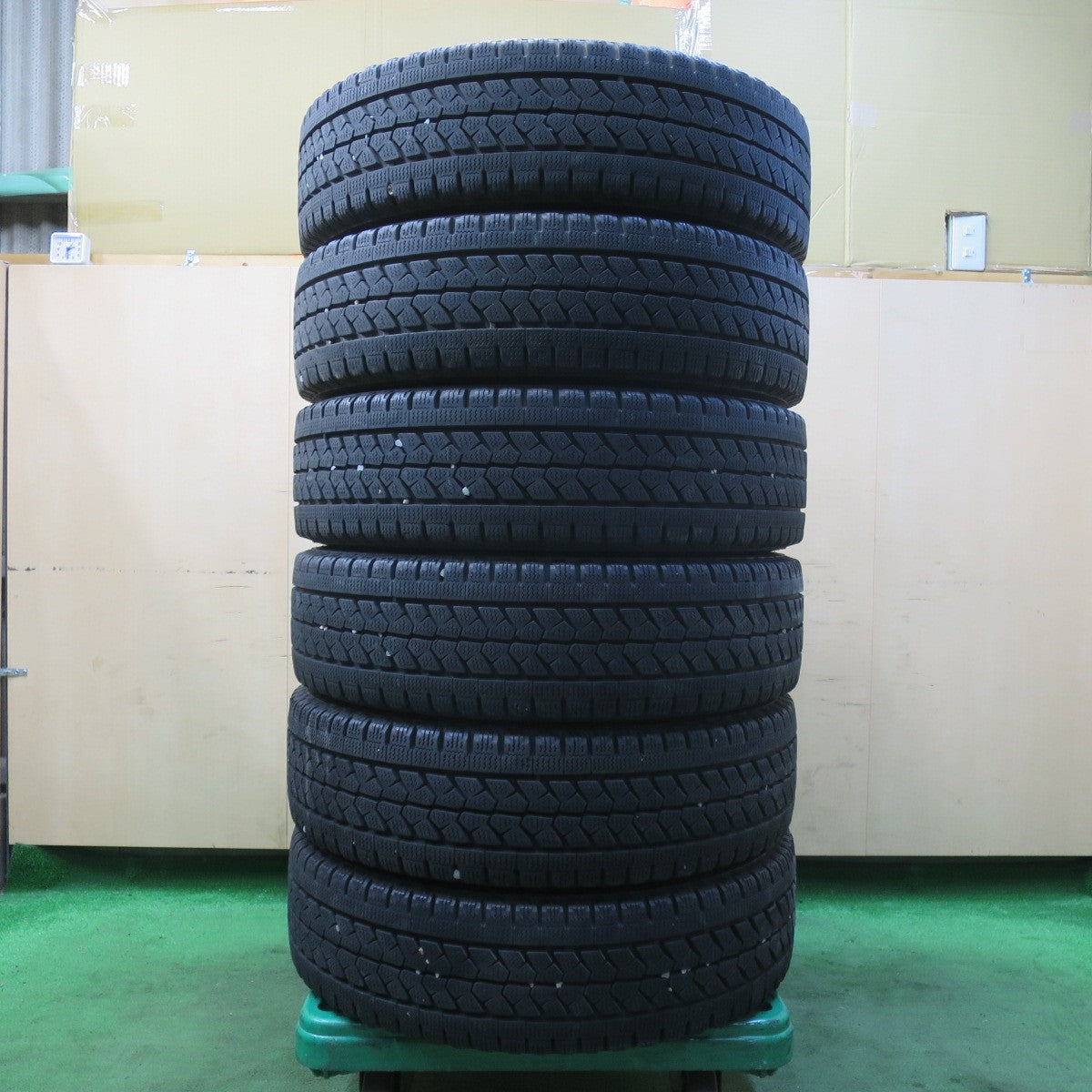 [送料無料] 6本価格★トラック タイヤ 205/70R16 111/109L スタッドレス ブリヂストン ブリザック W979 16インチ★5022412イスタ