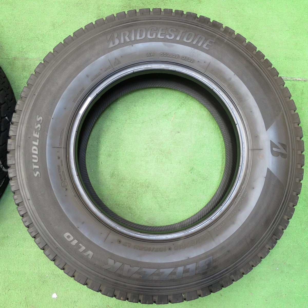 [送料無料] バリ溝！22年！8.5分★スタッドレス 195/80R15 107/105N ブリヂストン ブリザック VL10 タイヤ 15インチ ハイエース キャラバン 等★4110806イスタ