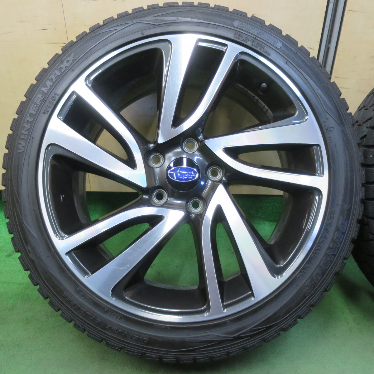 バリ溝！8.5分★スバル レヴォーグ 純正 225/45R18 スタッドレス ダンロップ ウインターマックス WM01 18インチ PCD114.3/5H★5111504イス