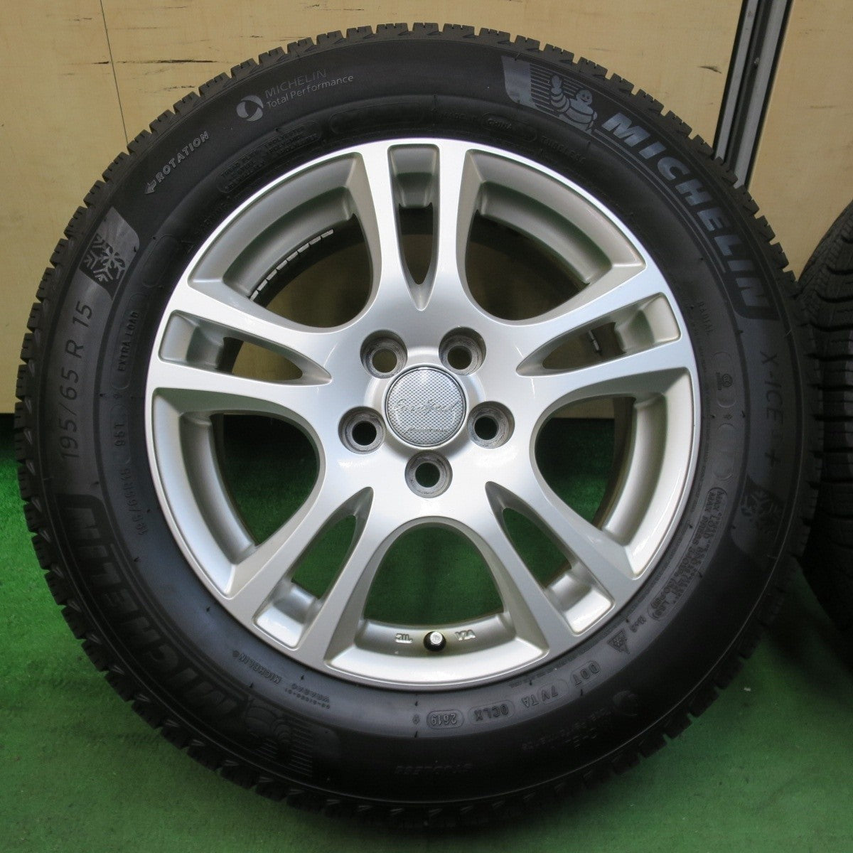 バリ溝！キレイ！9分★プリウス 等 195/65R15 スタッドレス ミシュラン X-ICE3+ EuroSpeed MANARAY SPORT 15インチ PCD100/5H★5021120イス
