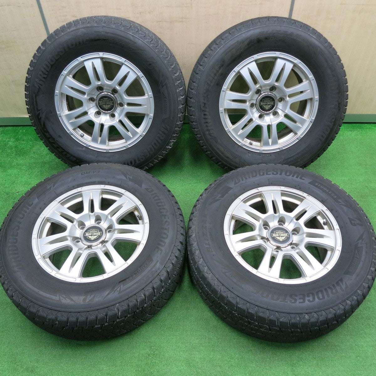 [送料無料] バリ溝！22年！9分★スタッドレス 265/65R17 ブリヂストン ブリザック DM-V3 MAD CROSS XD-7 マッドクロス PCD139.7/6H★4103101HAス