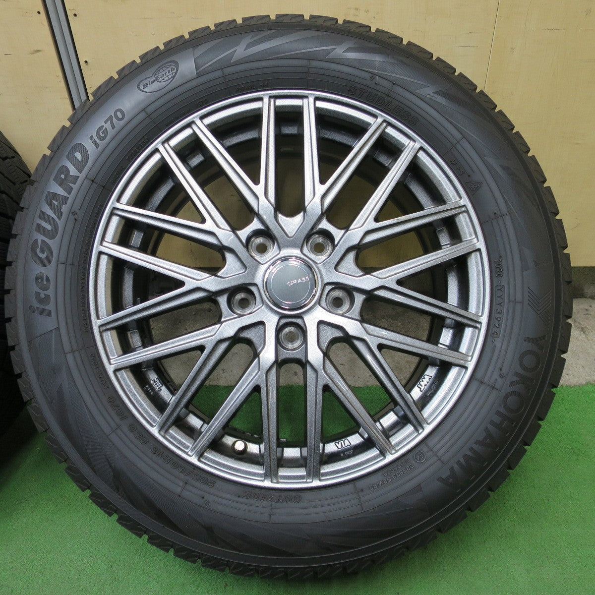バリ溝！24年！キレイ！9.5分◎スタッドレス 205/60R16 ヨコハマ アイスガード iG70 GRASS グラス 16インチ PCD114.3/5H◎6090905NGス