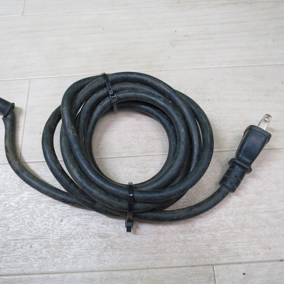 [送料無料] ☆マキタ 100mm ディスクグラインダ 9533B 電動 工具 100V makita コード式 研削 研摩 研磨 機☆