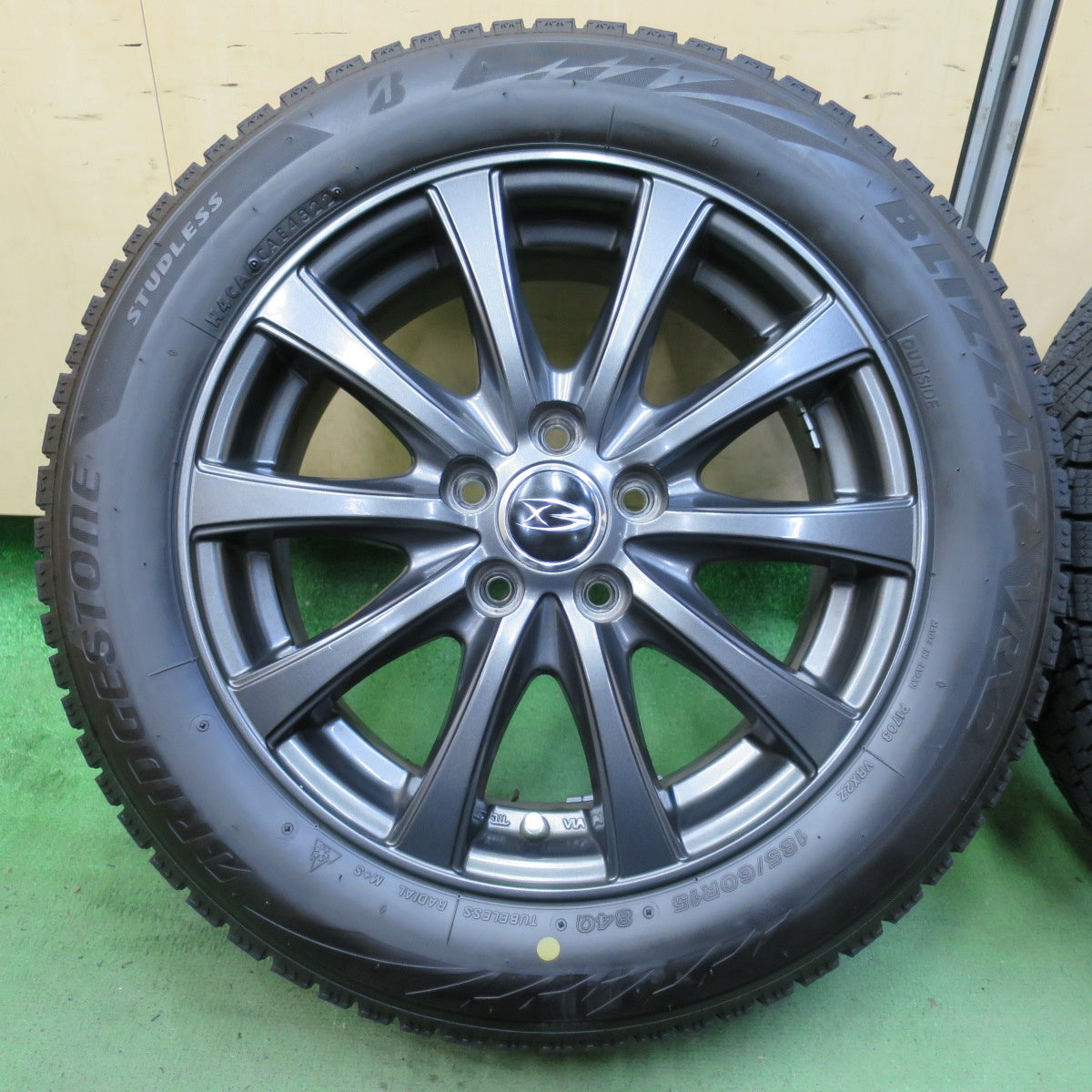 バリ溝！22年！キレイ！ほぼ10分★シエンタ 等 185/60R15 スタッドレス ブリヂストン ブリザック VRX2 Exsteer エクスター 15インチ PCD100/5H★5082905イス